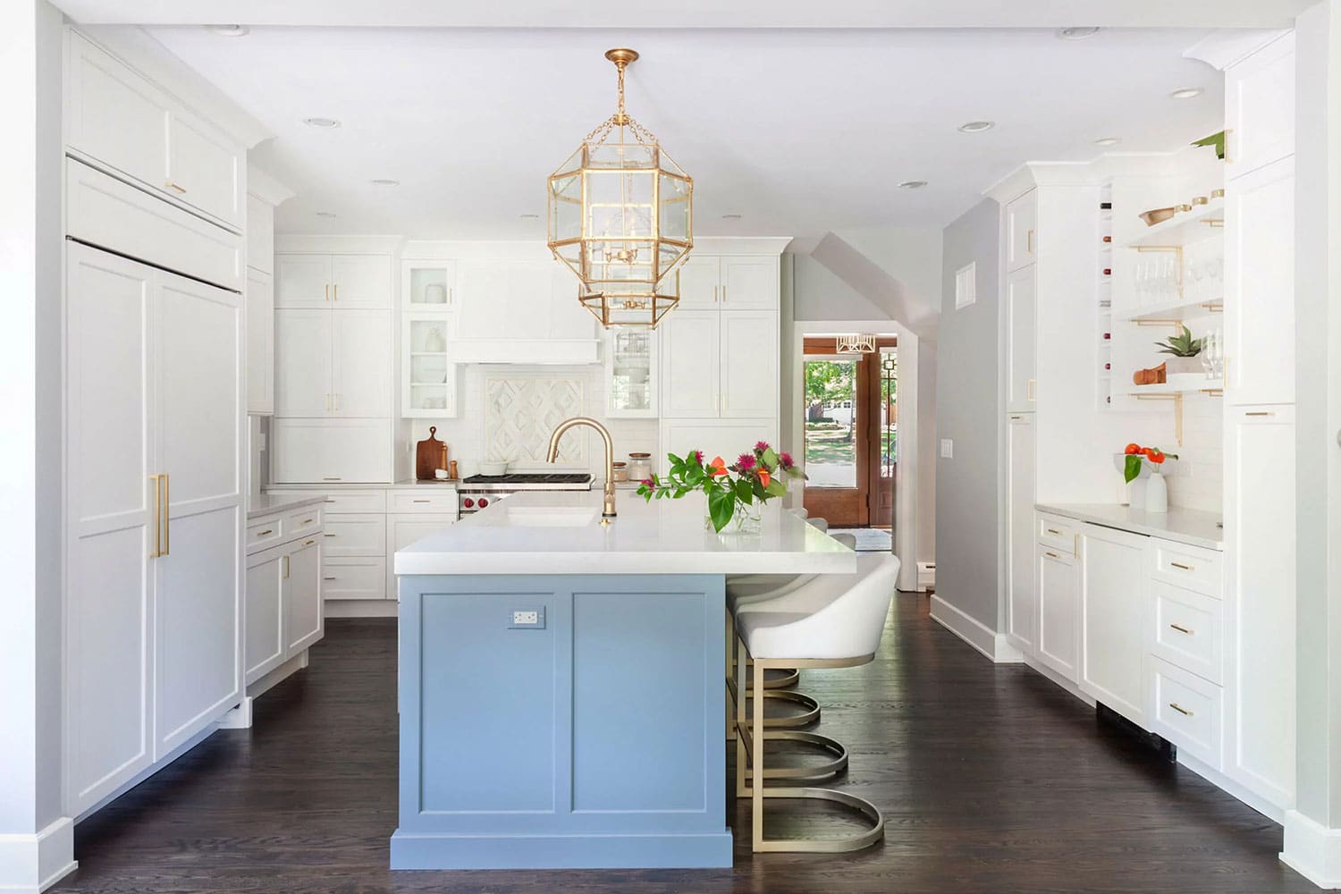 9 Stunning White Kitchens with Gold Hardware That Look Luxurious